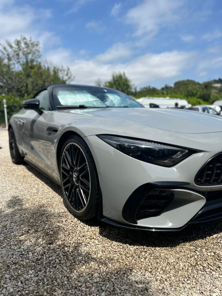 Mercedes blanche, carrosserie aux reflets nets sous le soleil - YS Detailing