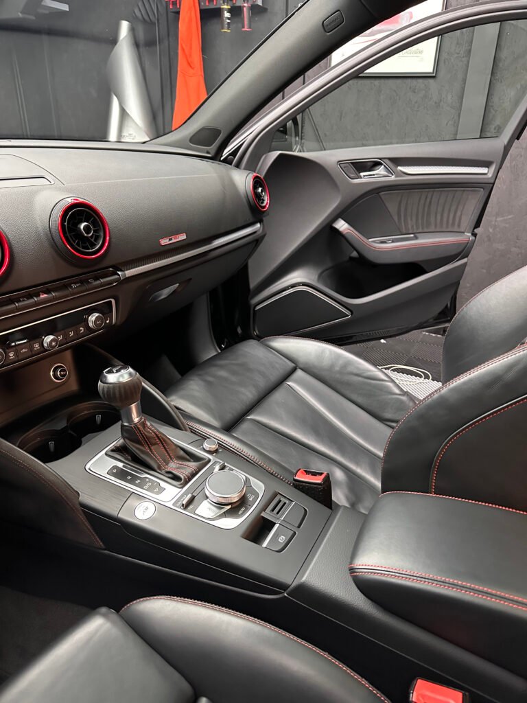 Nettoyage intérieur detailing - console centrale et sellerie