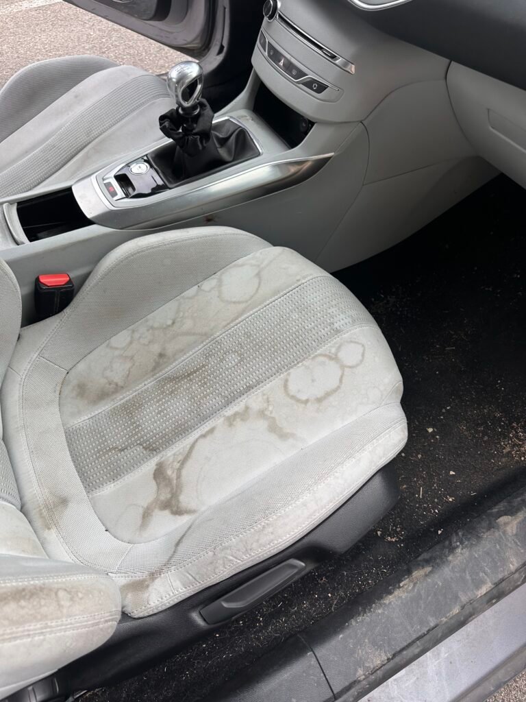 Siège tissu clair taché avant nettoyage intérieur - YS Detailing