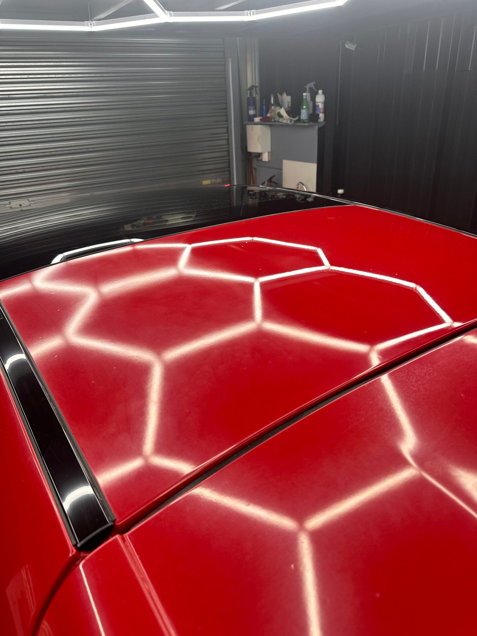 Carrosserie rouge après polissage reflétant un éclairage LED en nid d'abeille, contrôle qualité de la brillance