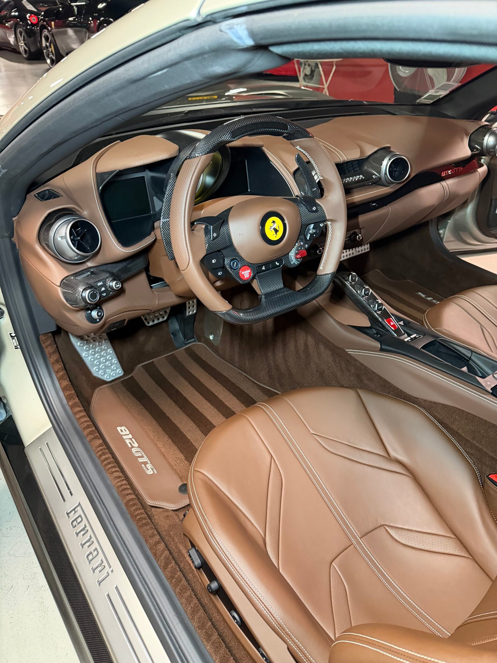 Tapis de sol siglé 812 GTS et sellerie cuir cognac d'une Ferrari 812 GTS