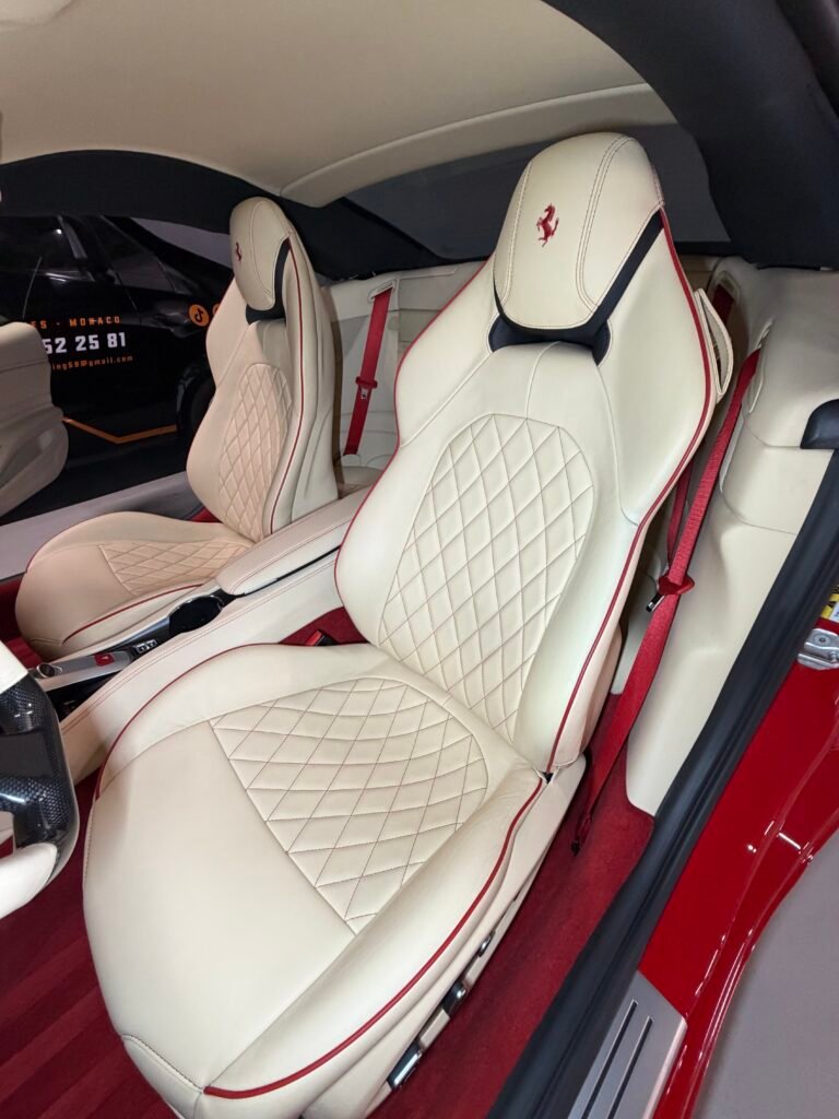 Sièges cuir blanc d'une Ferrari après nettoyage intérieur - YS Detailing