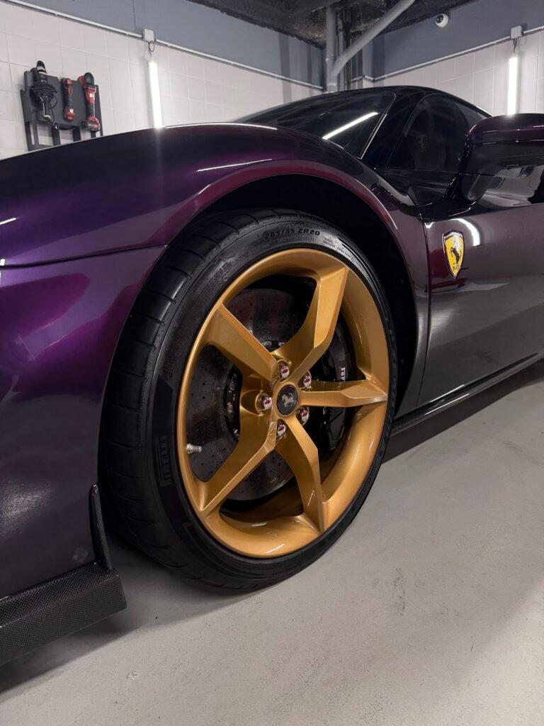 Détail de jante et carrosserie aubergine après polissage