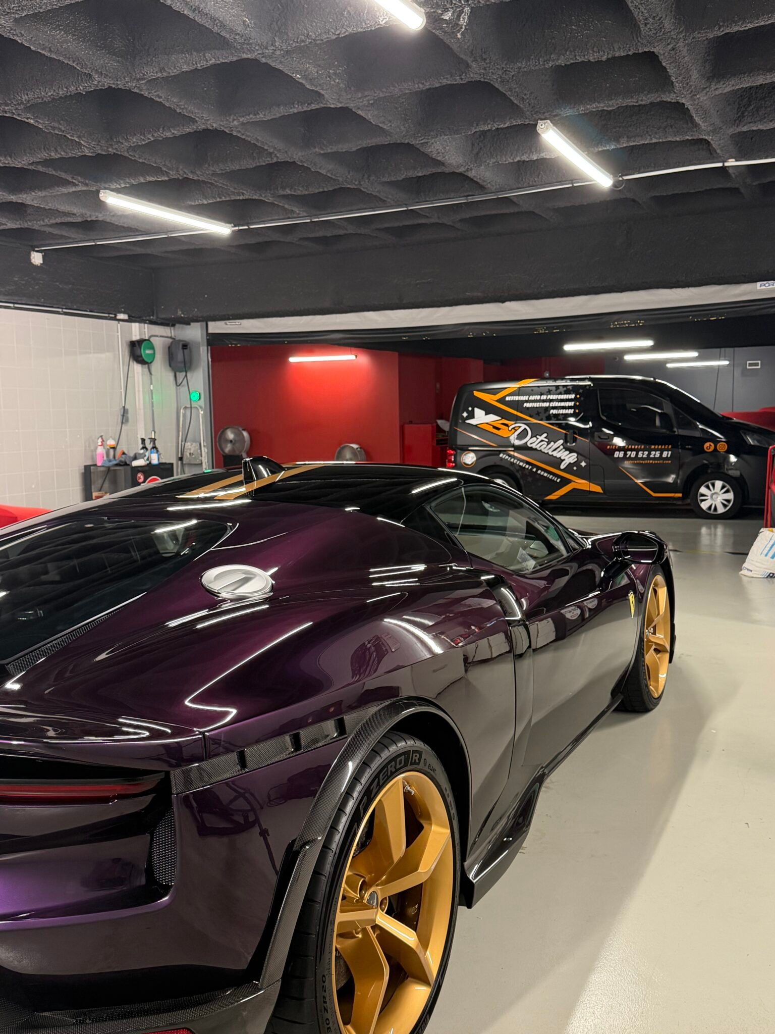 Ferrari traitée par YS Detailing, finition brillante et jantes dorées à Cannes