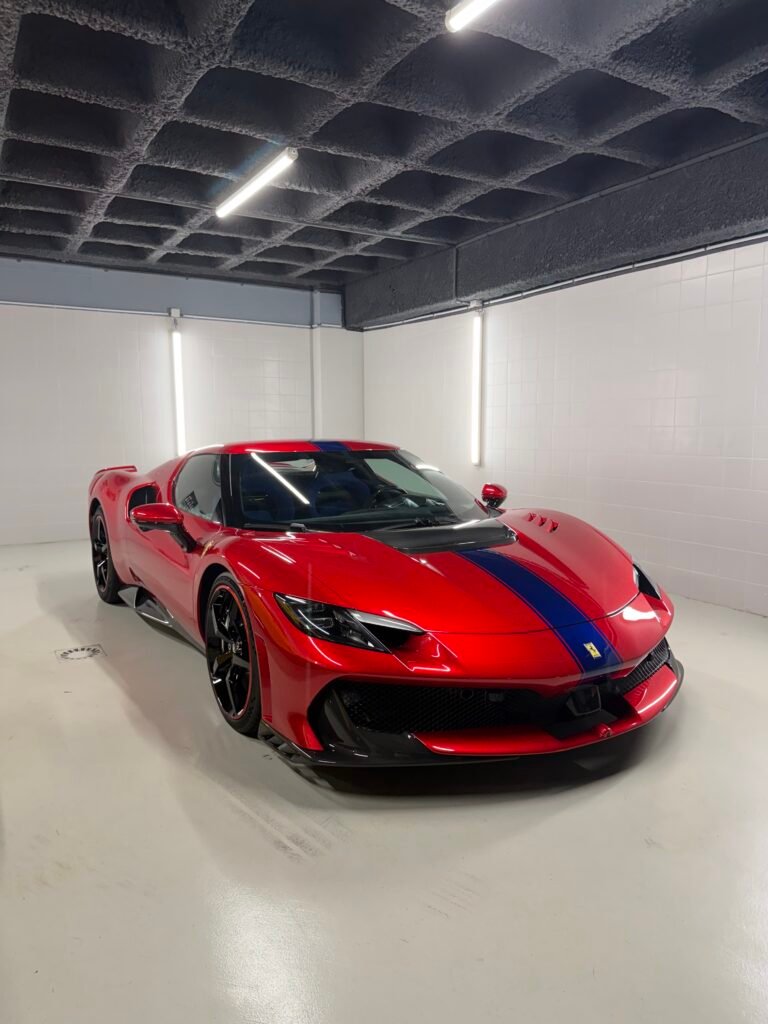 Ferrari dans un showroom premium après detailing complet