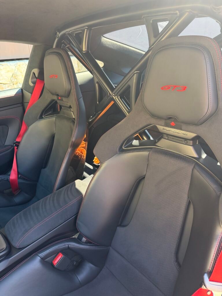 Intérieur baquets et arceau d'une Porsche 911 préparée par YS Detailing