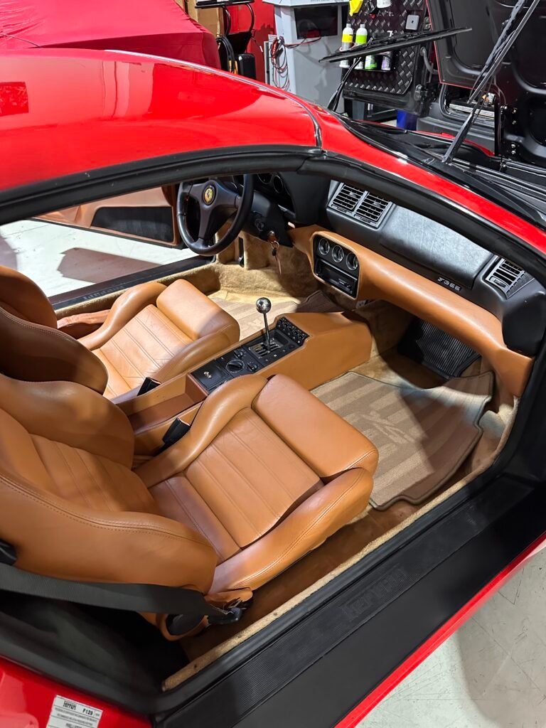 Intérieur cuir cognac Ferrari F355 après prestation YS Detailing