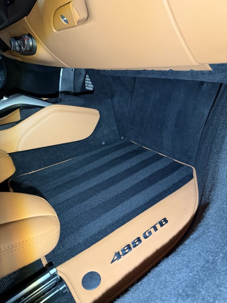 Détail du tapis brodé Ferrari 488 GTB, finition intérieure - YS Detailing